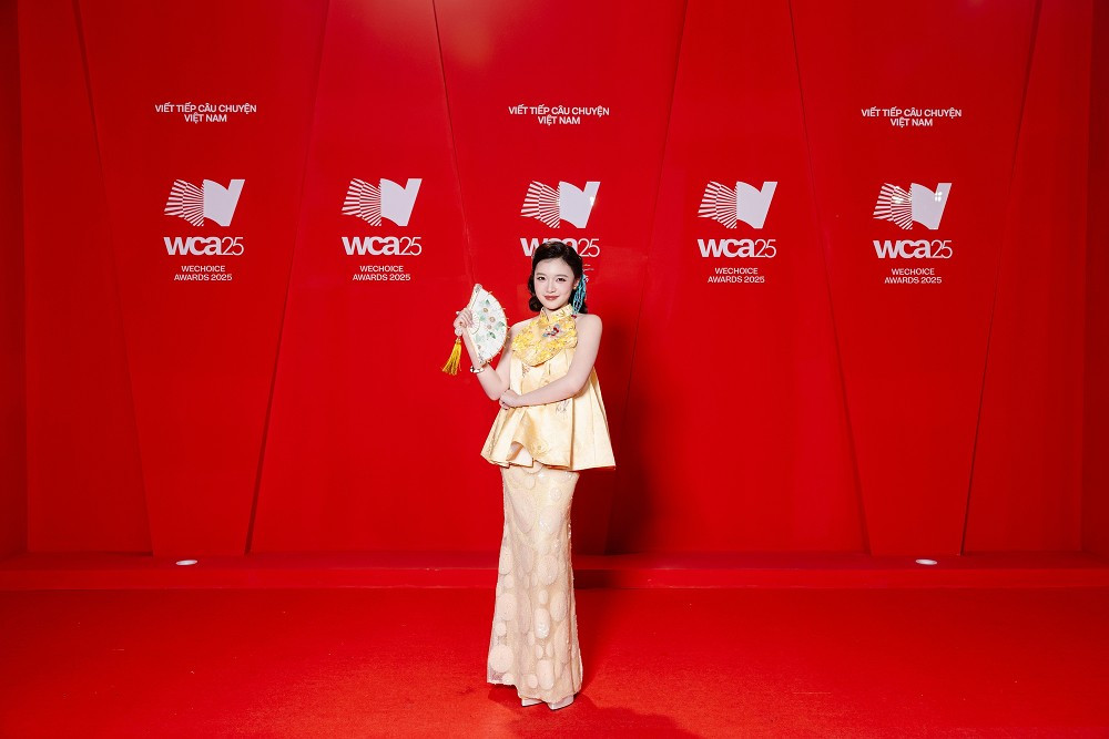 Phương Thảo chọn trang phục ngọt ngào, tinh tế, cùng nụ cười rạng rỡ khiến truyền thông không thể rời mắt.