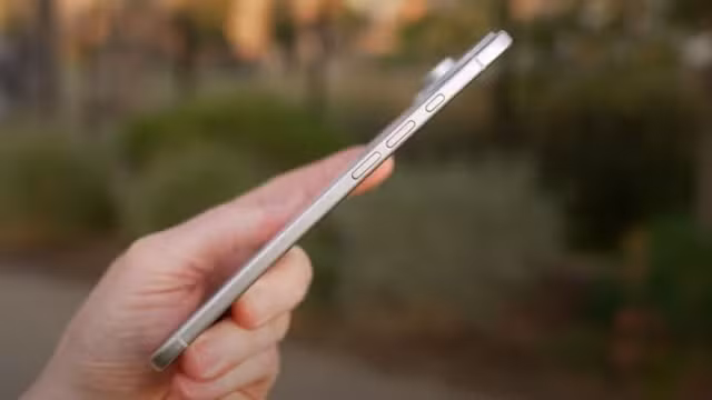 Một số ý kiến cho rằng Apple đang cố tình “hy sinh” pin để đẩy mạnh phụ kiện sạc.(Ảnh: News18)