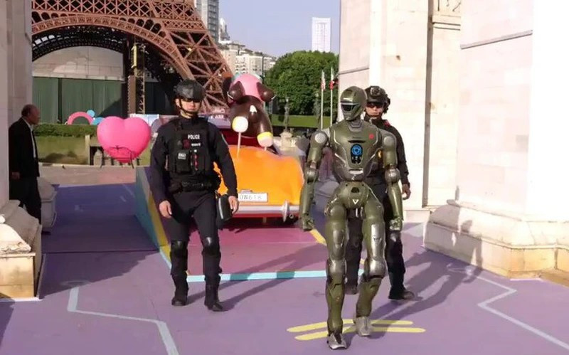 Hình ảnh một robot hình người sánh bước cùng cảnh sát tại Thâm Quyến đang lan truyền mạnh mẽ trên mạng xã hội Trung Quốc.