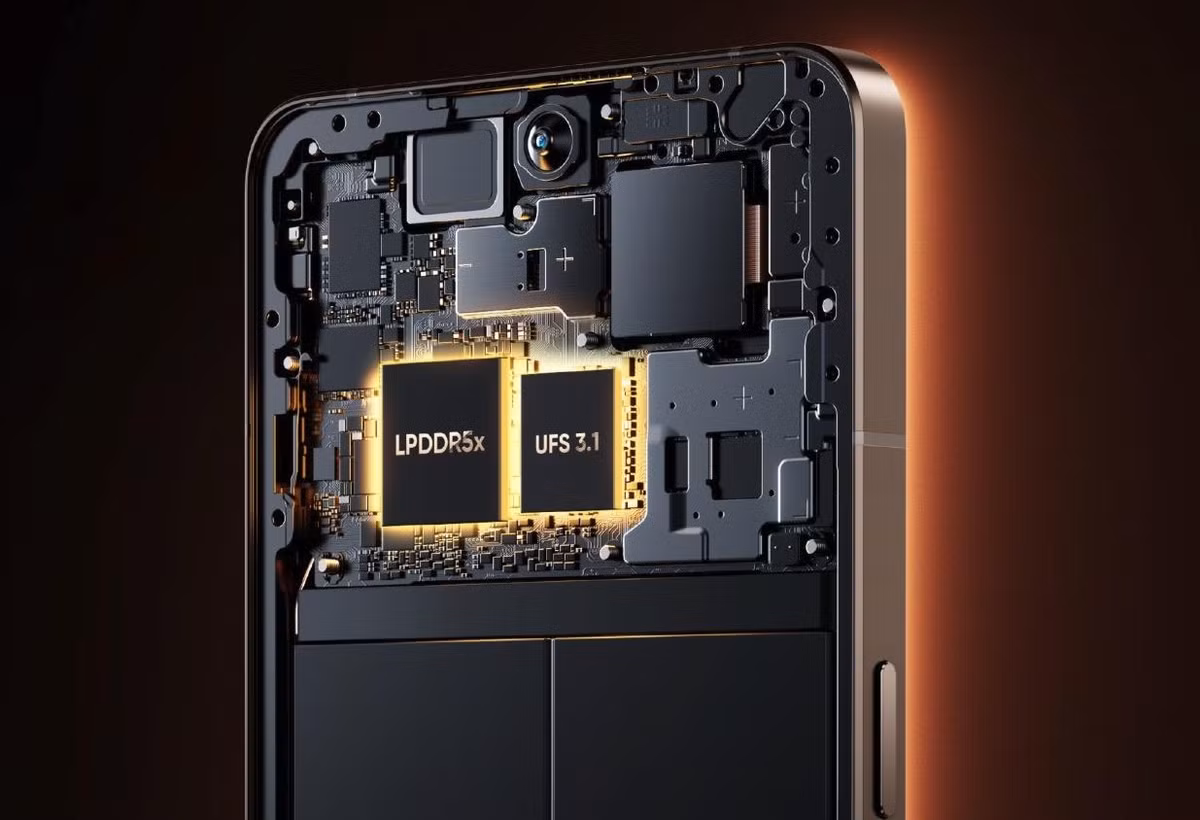 Các hãng sản xuất RAM như Samsung, SK Hynix và Micron ưu tiên bộ nhớ HBM lợi nhuận cao, khiến nguồn cung LPDDR cho điện thoại bị thu hẹp.