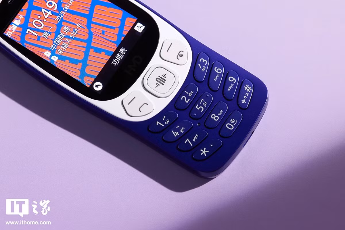 HMD khéo léo giữ lại thiết kế huyền thoại Nokia 3210, nay khoác áo đỏ-xanh đặc trưng của CLB Barcelona cùng logo khắc tinh tế phía sau.(Ảnh: ithome)