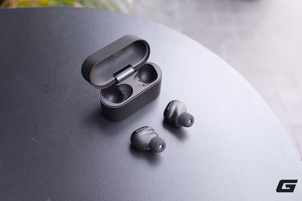 Độ fit tai được cải thiện rõ rệt nhờ eartips bọt và phần thân tạo điểm tựa, giúp đeo chắc chắn hơn khi vận động.(Ảnh: Genk)