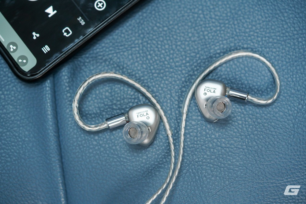 Khi dùng đầu USB-C, FOLA cho chất âm dày dặn, giàu chi tiết và dễ nghe hơn hẳn so với các cổng analog.