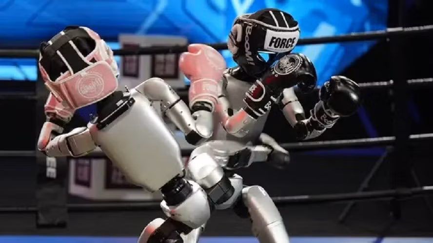 Cuộc thi quyền anh giữa robot người thật đầu tiên thế giới đã diễn ra tại Hàng Châu, Trung Quốc. (Ảnh: CMG)