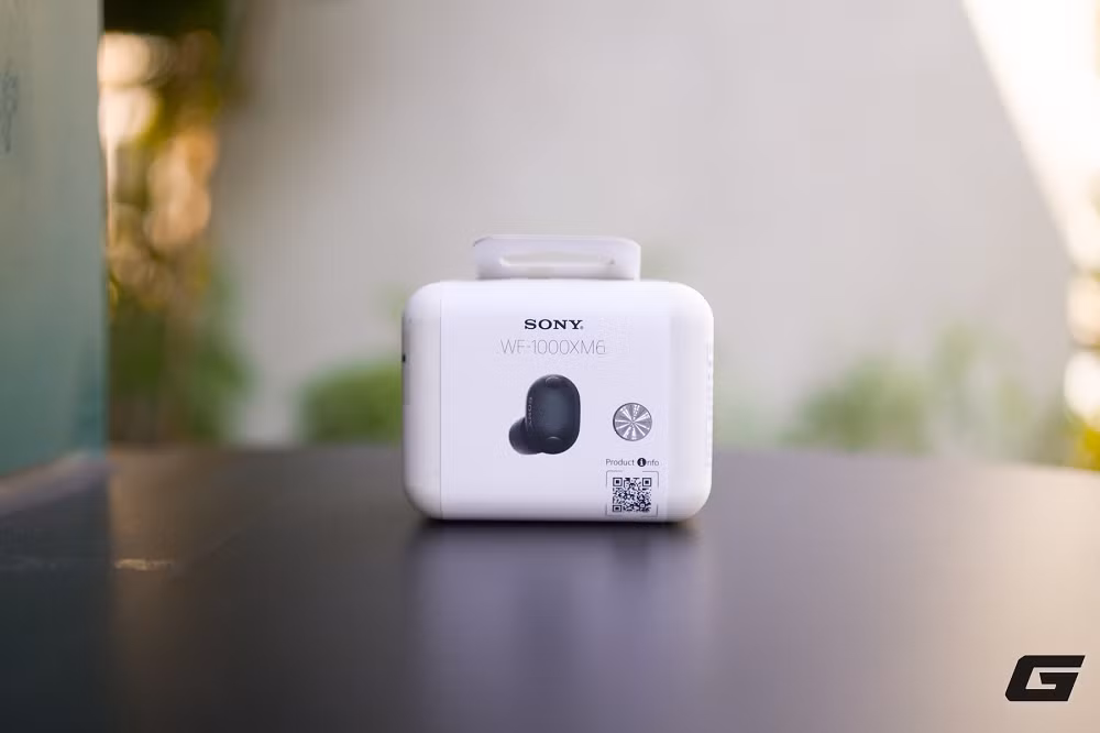 Sony WF-1000XM6 mang đến thiết kế hoàn toàn mới, thuôn dài dạng “viên nhộng” thay cho kiểu dáng tròn quen thuộc. (Ảnh: Genk)