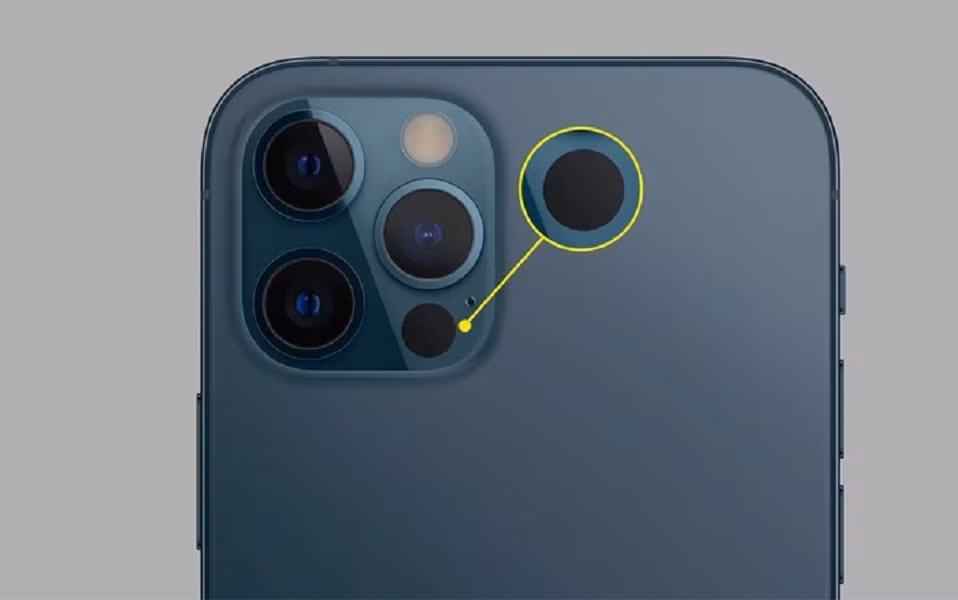 Lỗ tròn màu đen nằm dưới cụm camera sau trên iPhone Pro thực chất là cảm biến LiDAR.