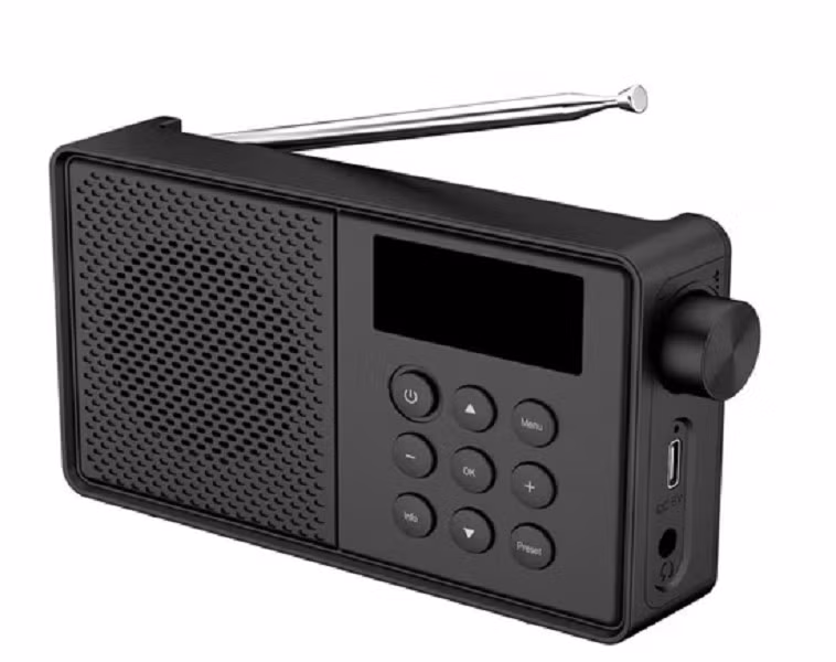Đừng quên chuẩn bị một chiếc radio pin tốt để theo dõi thông tin trong trường hợp mất sóng di động và internet.