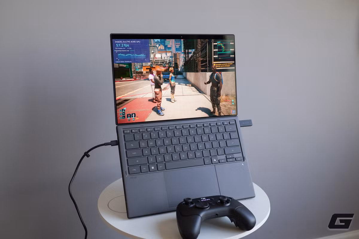 Thời lượng pin gần 7 giờ khi dùng cả hai màn hình, trọng lượng 1,65kg cùng củ sạc nhỏ gọn giúp thiết bị trở thành lựa chọn hấp dẫn cho người dùng sáng tạo và làm việc di động.(Genk)