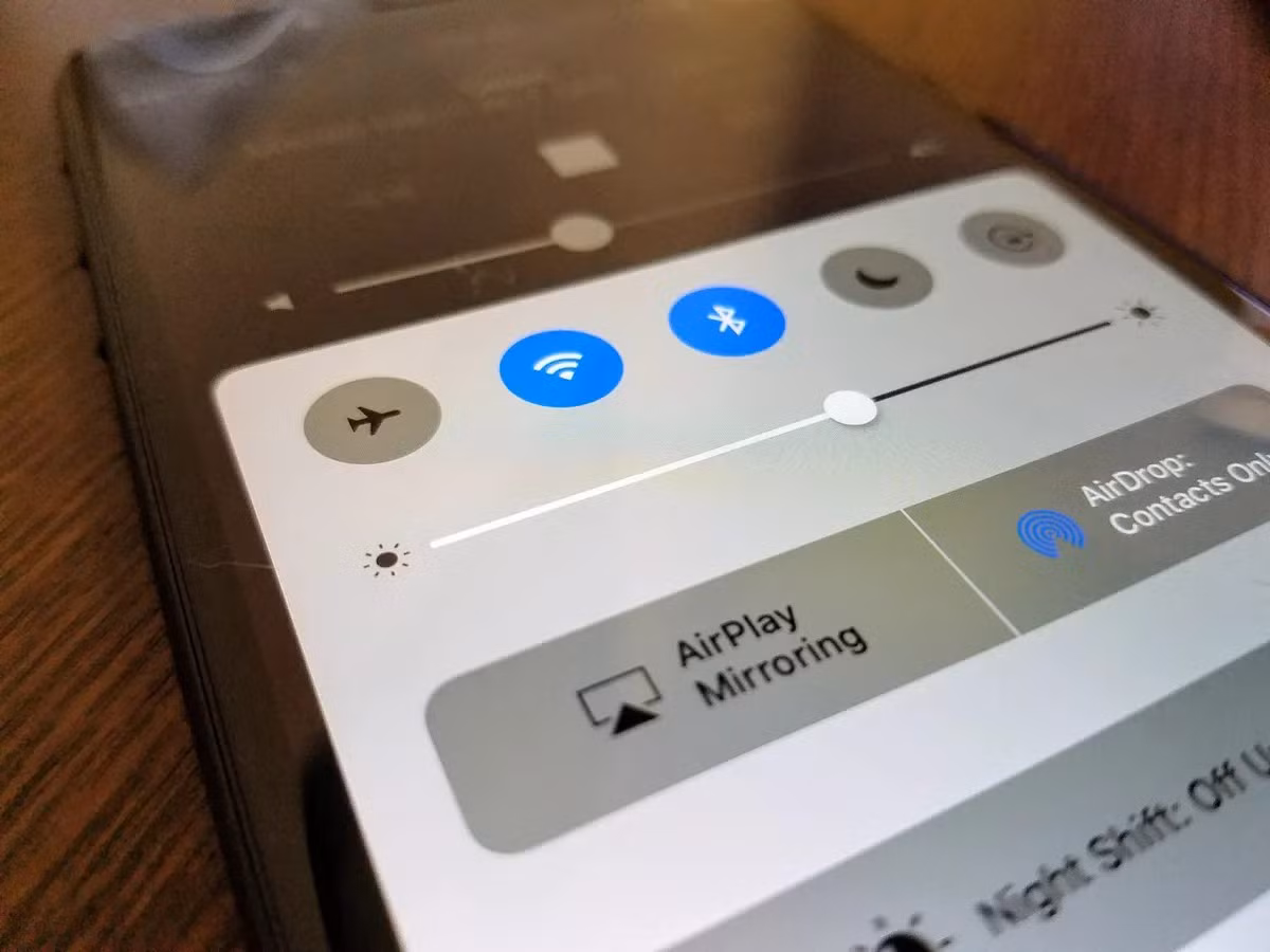 Để an toàn tuyệt đối, bạn cần tắt thêm WiFi, Bluetooth, định vị và các kết nối phụ trợ khác.