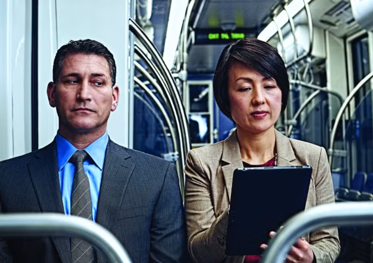 Hiện tượng “shoulder surfing” hay nhìn trộm qua vai vốn không mới, nhưng trong kỷ nguyên smartphone, khi người dùng liên tục mở thiết bị ở nơi công cộng, rủi ro này trở nên phổ biến và khó kiểm soát hơn bao giờ hết.