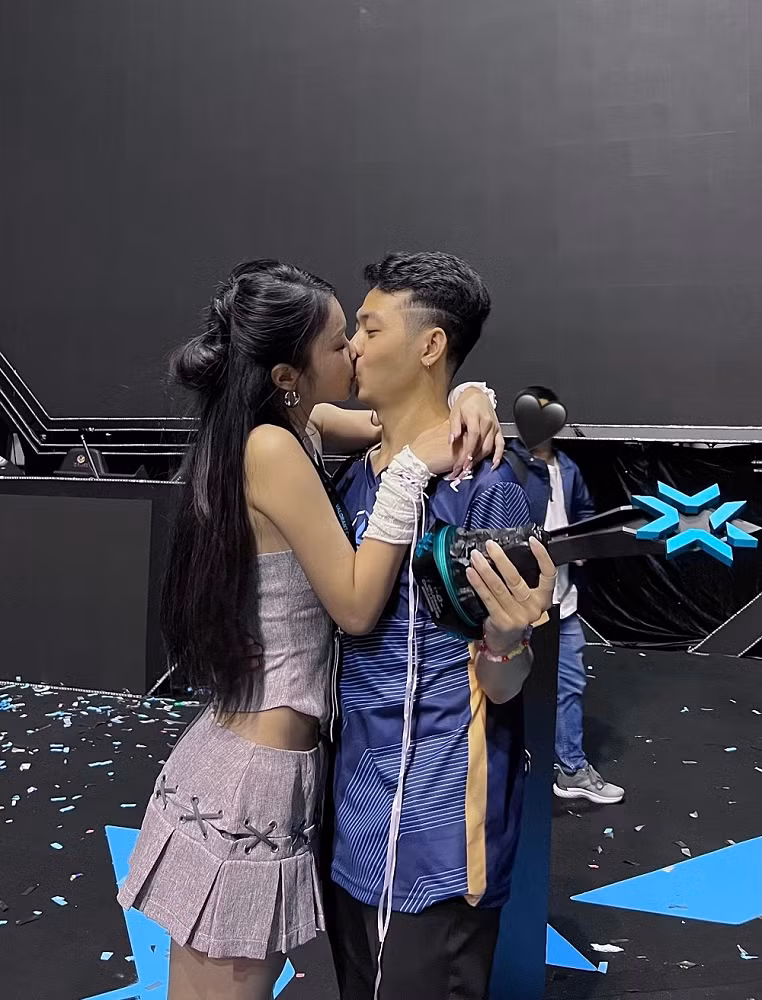 Nana từng khiến cộng đồng VALORANT xôn xao với khoảnh khắc trao nụ hôn cho bạn trai tuyển thủ ngay trong lễ trao cúp.