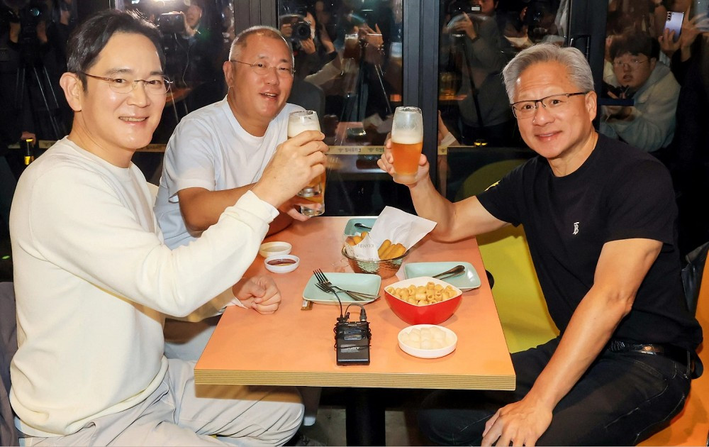 Tháng 10 năm ngoái, Jensen Huang gặp Chủ tịch Samsung Jay Y. Lee trong một bữa tối gà rán.