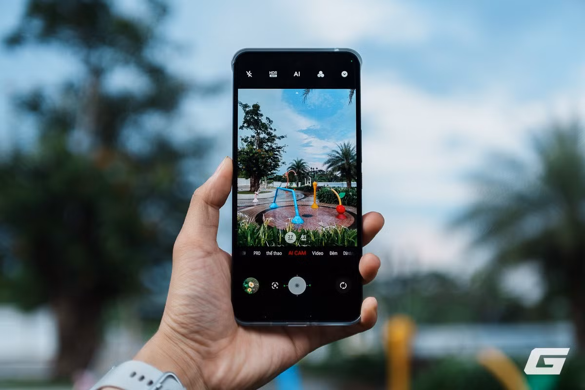 Camera sau 50MP hỗ trợ chụp ảnh đủ dùng, giữ chi tiết tốt trong điều kiện ánh sáng ban ngày và đêm.(Ảnh: Genk)