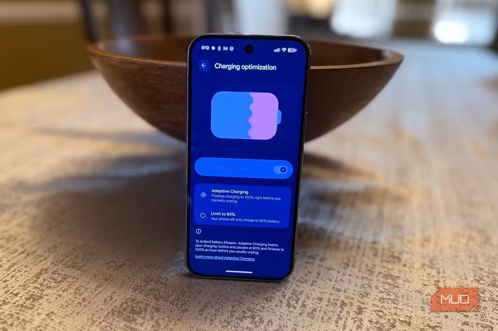 Thay đổi đầu tiên đến từ việc tắt các tính năng giới hạn sạc như Battery Protection hoặc Charging Optimization, vốn chỉ cho phép pin dừng ở mức 80% để bảo vệ tuổi thọ lâu dài. (Ảnh: MUO)