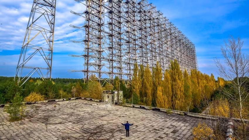 Nhiều người tin rằng nhà máy điện Chernobyl được đặt gần căn cứ tuyệt mật này để cung cấp năng lượng cho radar khổng lồ. (Ảnh: VICE)