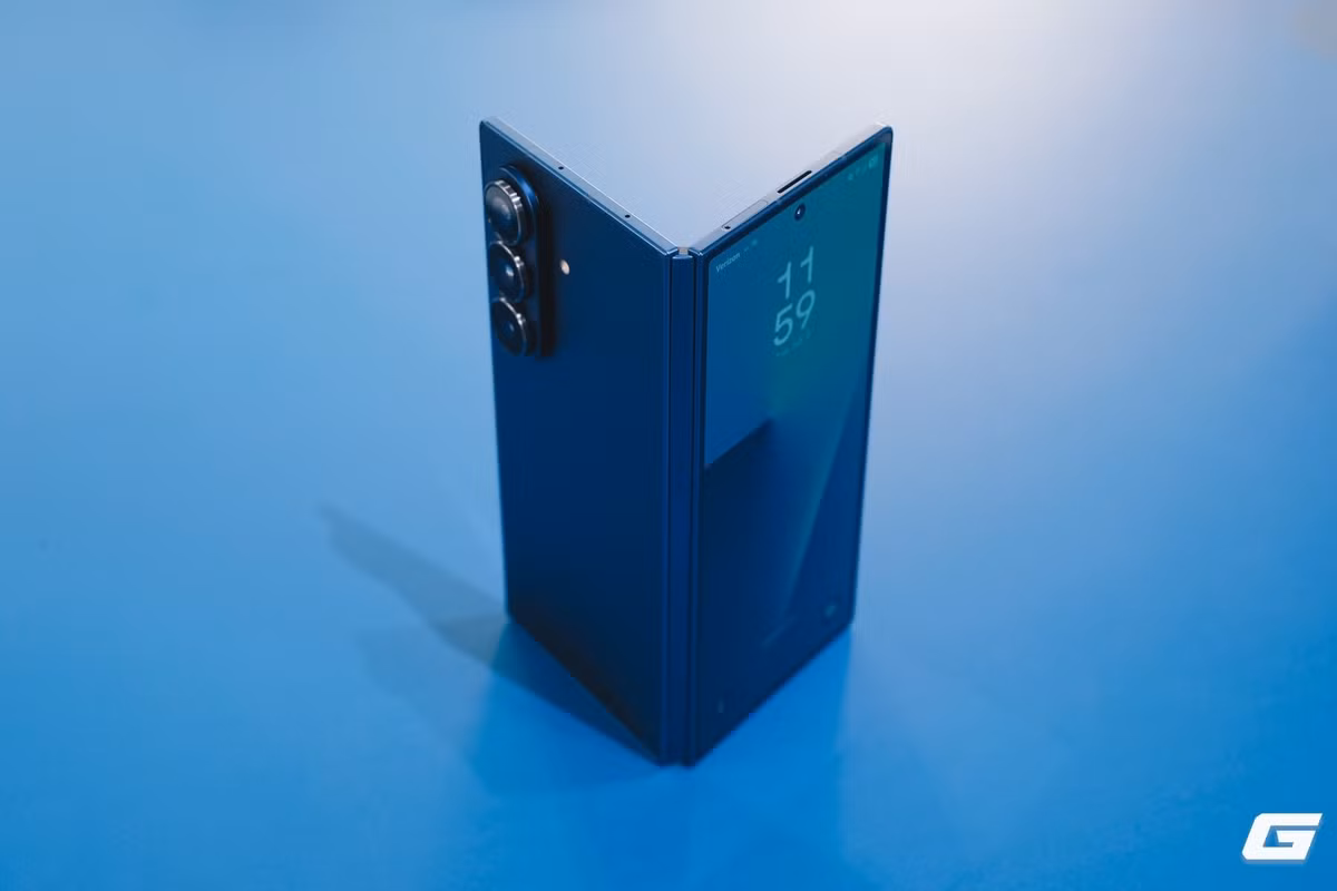 Nếp gấp trên màn hình vốn là điểm yếu lớn nhất nay gần như biến mất nhờ kính siêu mỏng UTG và thiết kế tối ưu. (Ảnh: Genk)
