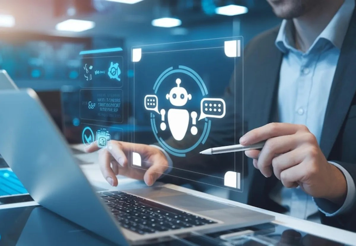 Khảo sát năm 2025 của Sapient Insights Group trên gần 10.000 chuyên gia HR cho thấy hơn 30% doanh nghiệp đã đưa AI vào quản trị nhân sự, kéo theo nhu cầu bùng nổ về nhân lực am hiểu cả con người lẫn công nghệ.