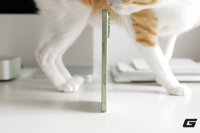 iPhone 17 cài sẵn iOS 26, giá bán khởi điểm 24,99 triệu đồng cho bản 256 GB, cao hơn so với iPhone 16 năm ngoái. (Ảnh: Genk)