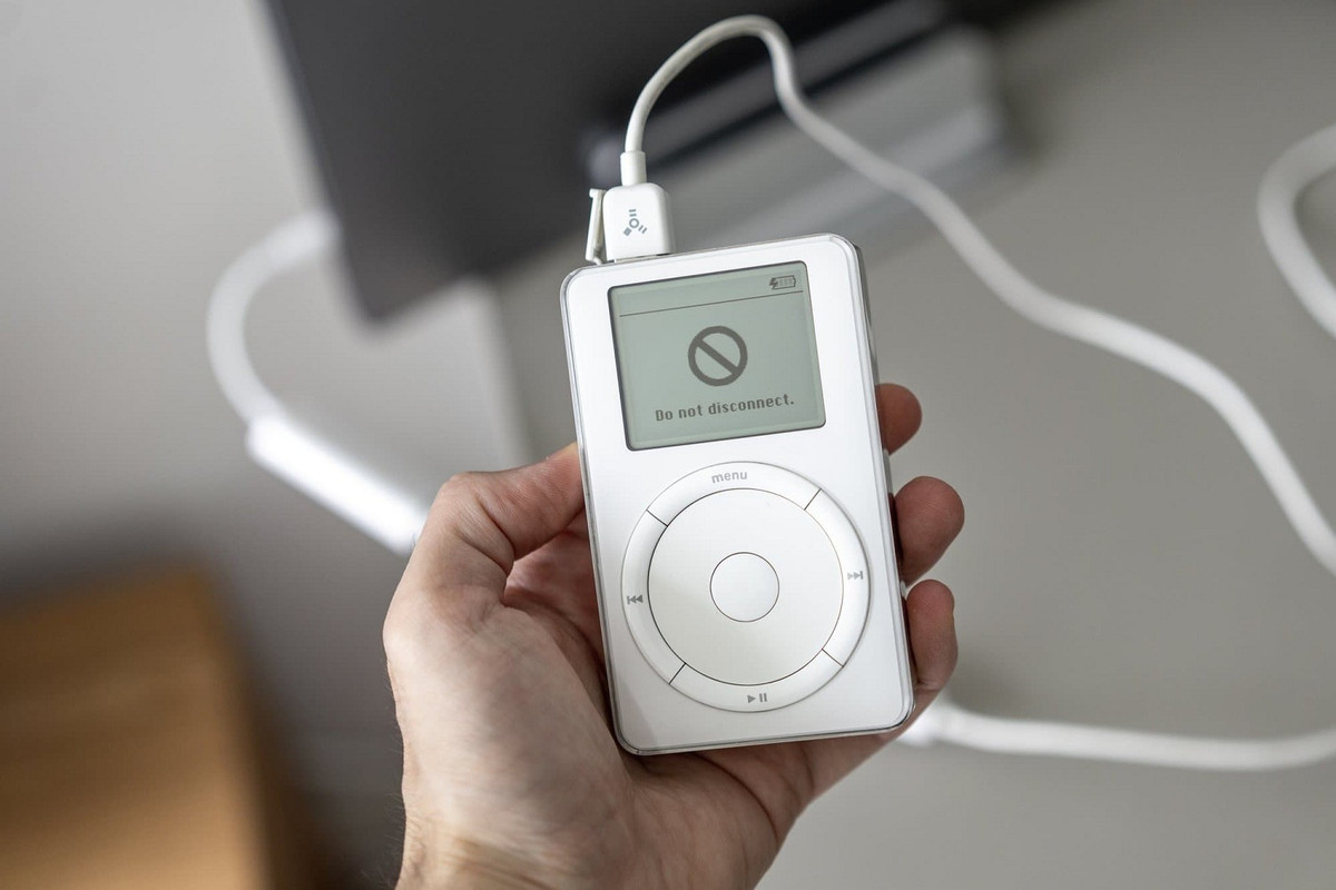 iPod và các máy nghe nhạc MP3 đã thay đổi hoàn toàn cách tiếp cận âm nhạc của giới trẻ.