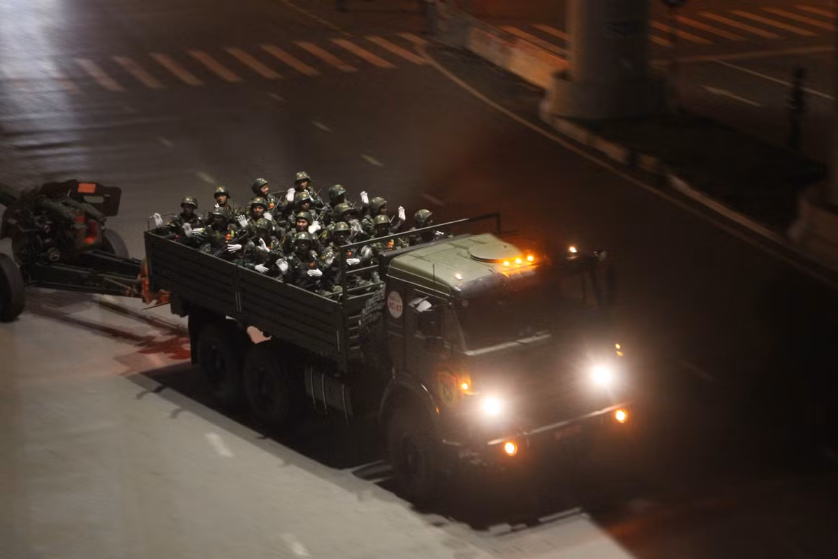 Đoàn xe pháo quân sự bánh lốp cùng các phương tiên đặc chủng của lực lượng Công an lần lượt di chuyển về khu vực quảng trường Ba Đình.