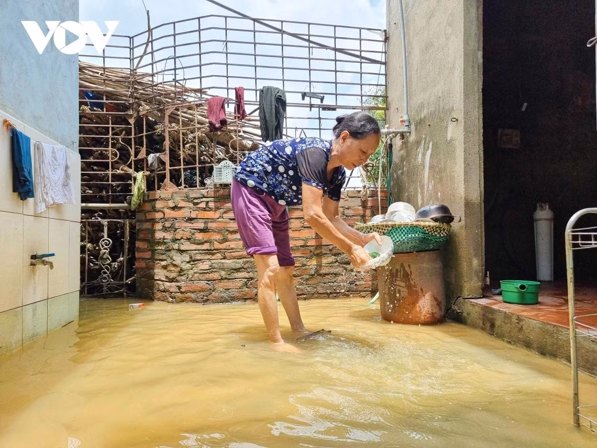 Bà Đỗ Thị Bính ở thôn Ninh Tào, xã Hợp Thịnh, huyện Hiệp Hòa, tỉnh Bắc Giang cho biết: "Mực nước sông dâng cao khiến điều kiện sinh hoạt trong gia đình gặp nhiều đảo lộn do thiếu nước máy sinh hoạt. Chỉ mong nước sông Cầu sớm rút để cuộc sống của người dân chúng tôi sớm ổn định lại bình thường".