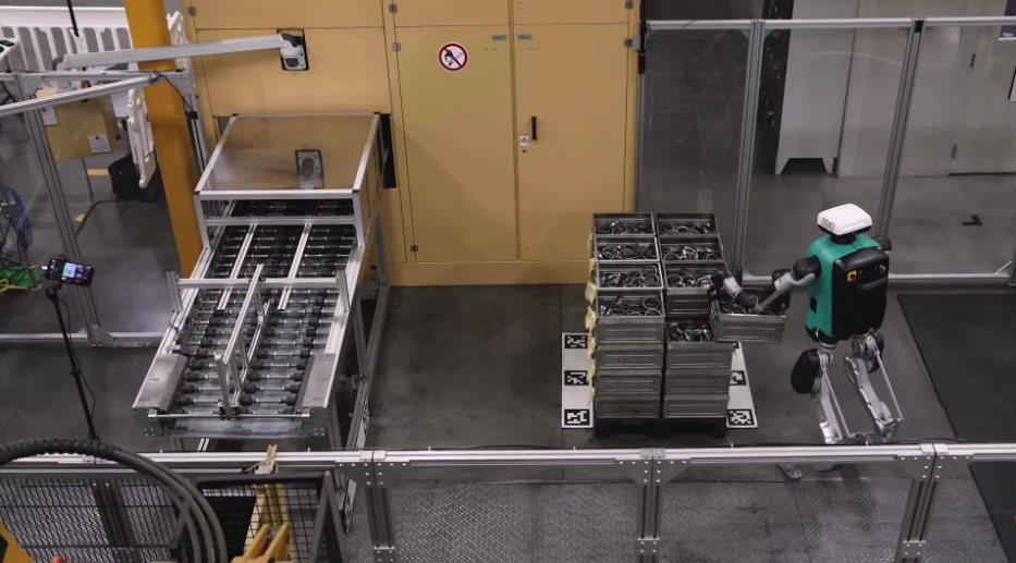 Khác với robot truyền thống, Digit có thể di chuyển linh hoạt và thao tác như con người trong môi trường sản xuất thực tế.