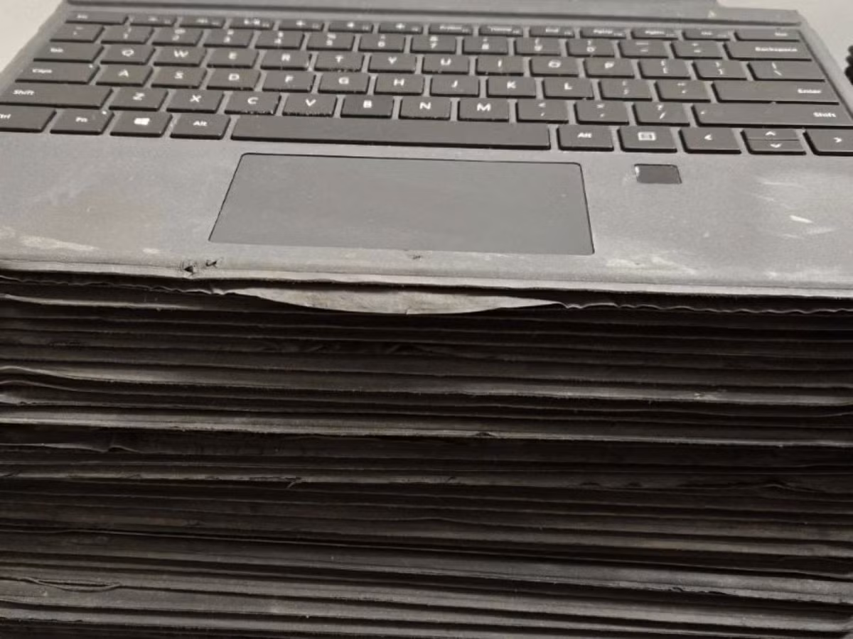 Trong giai đoạn dịch bệnh, chất liệu này còn gây lo ngại vì dễ lưu vi khuẩn và virus.