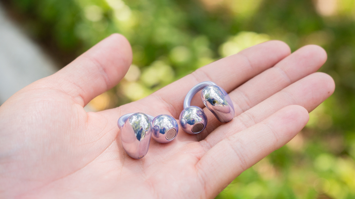 Tuy nhiên, thiết kế vừa vặn trong tai khiến chúng dễ tích tụ bụi bẩn, vi khuẩn và mồ hôi.