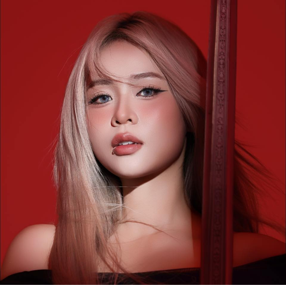 Tuy nhiên, sau một thời gian là một game thủ cô quyết định rời nhóm để đi theo con đường streamer chuyên nghiệp. Vào năm 2016, Misthy đã lập kênh stream trên TalkTV, và chỉ sau ba tháng nữ streamer đã đạt cán mốc 1 triệu lượt xem.