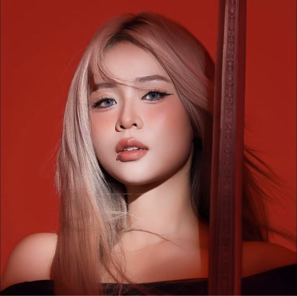 Tuy nhiên, sau một thời gian là một game thủ cô quyết định rời nhóm để đi theo con đường streamer chuyên nghiệp. Vào năm 2016, Misthy đã lập kênh stream trên TalkTV, và chỉ sau ba tháng nữ streamer đã đạt cán mốc 1 triệu lượt xem.