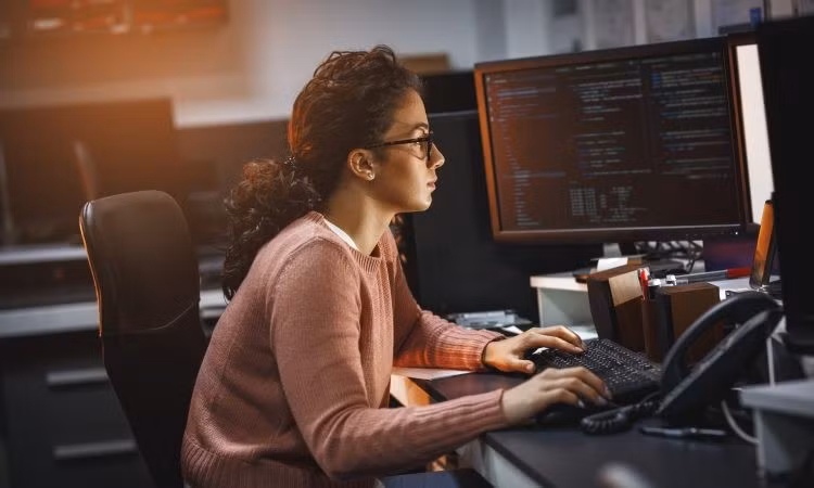 Một nghiên cứu từ DORA thuộc Google khảo sát 5.000 chuyên gia cho thấy 90% đang dùng AI trong công việc, tăng 14% so với năm ngoái.