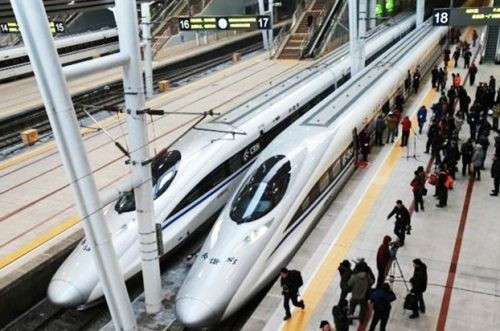 Ngược lại, Trung Quốc sẵn sàng chi hàng tỷ USD cho AI, vũ trụ hay lượng tử và quảng bá mạnh mẽ để khẳng định vị thế.