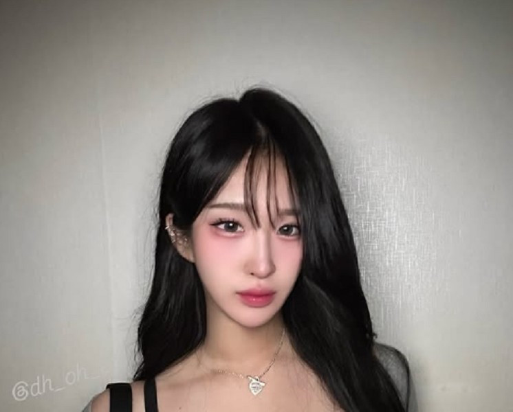 Cô vẫn giữ chi tiết ống tre biểu tượng, đảm bảo tinh thần nhân vật gốc trong màn hóa thân.