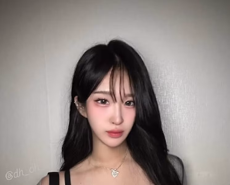 Cô vẫn giữ chi tiết ống tre biểu tượng, đảm bảo tinh thần nhân vật gốc trong màn hóa thân.