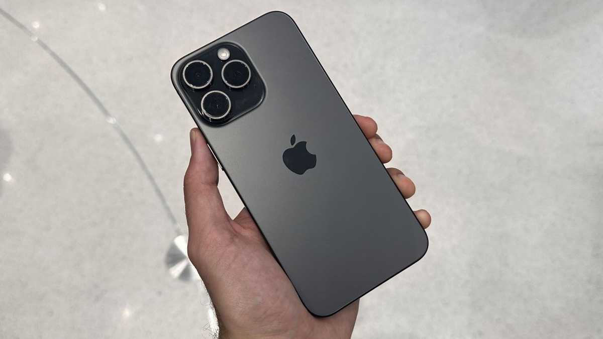 2. iPhone 15 Pro Max cũ nằm trong tầm giá 20-25 triệu đồng, cân bằng giữa hiệu năng và chi phí. Máy sở hữu màn hình OLED 6,7 inch sắc nét và cụm ba camera 48MP với zoom quang 5x.