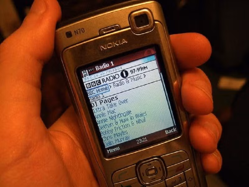 Người dùng sẽ truy cập internet qua WAP, tải ứng dụng từ diễn đàn rồi cài bằng thẻ nhớ hoặc USB.