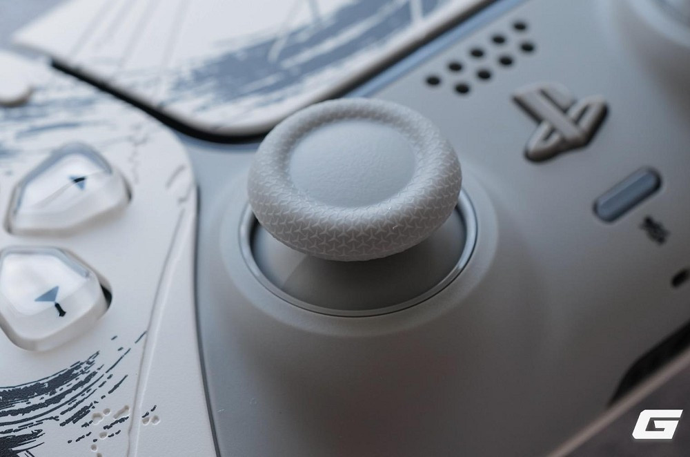 Dù không thay đổi tính năng, chiếc tay này mang đến trải nghiệm xúc giác và cảm xúc hoàn toàn mới khi chơi game. (Ảnh: Genk)