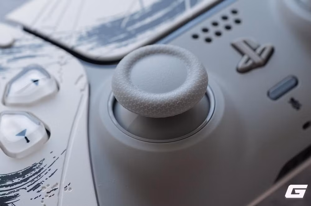 Dù không thay đổi tính năng, chiếc tay này mang đến trải nghiệm xúc giác và cảm xúc hoàn toàn mới khi chơi game. (Ảnh: Genk)