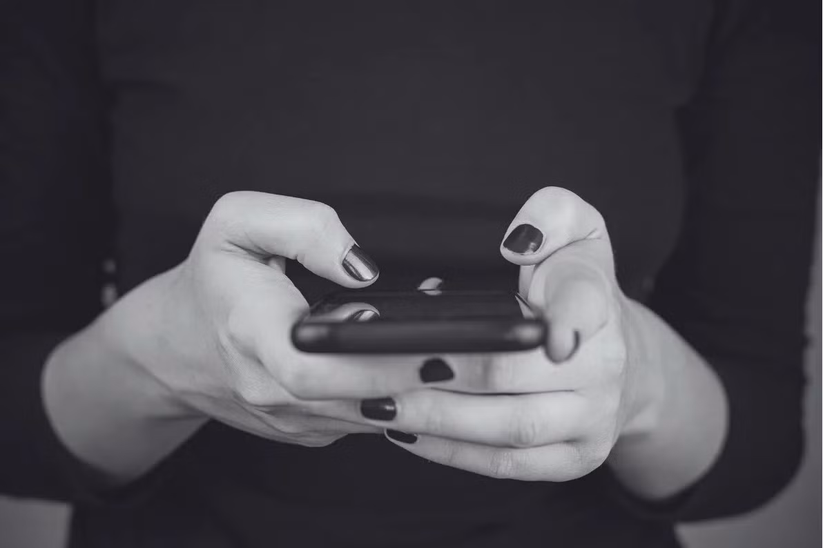 Theo FBI, dù smartphone ngày càng hiện đại, tin nhắn SMS truyền thống vẫn gần như không có lớp bảo vệ trước các cuộc tấn công mạng.