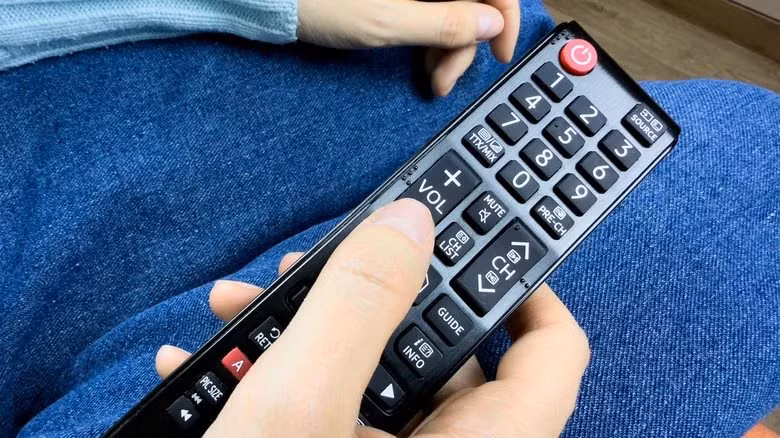 Không ít người từng trải qua tình huống remote TV bỗng dưng “đình công” ngay khi đang xem phim.