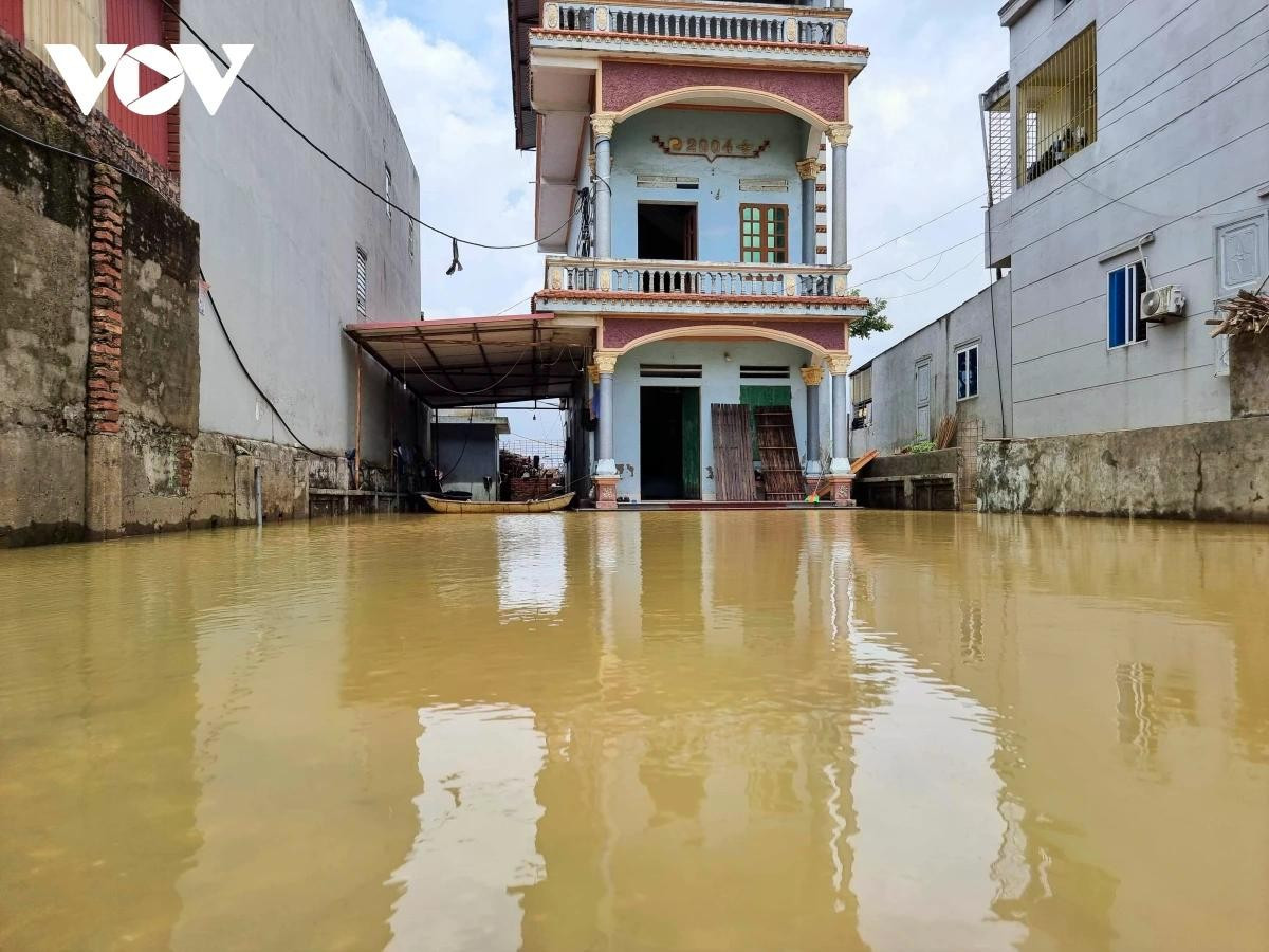 Ông Trương Văn Lạc ở thôn Ninh Tào, xã Hợp Thịnh, huyện Hiệp Hòa, tỉnh Bắc Giang cho biết, thời gian vừa qua xuất hiện tình trạng mưa lớn tại Bắc Giang khiến mực nước sông Cầu dâng cao làm cho ngôi nhà của gia đình bị ngập nhẹ.