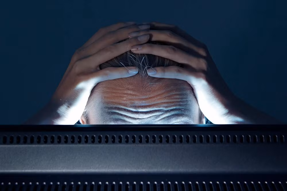 Trong 6 tháng, Daniel rút sạch quỹ hưu trí, bán nhà, mất việc và nợ hơn 500.000 USD.