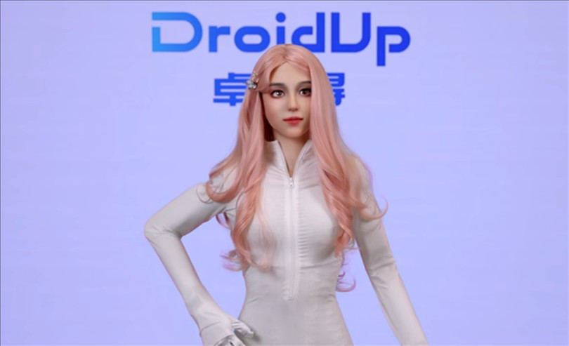 “Bộ não” AI của Moya sử dụng mô hình ngôn ngữ lớn, cho phép ghi nhớ ngữ cảnh, nhận diện cảm xúc và tương tác cá nhân hóa lâu dài. (Ảnh: Sohu)