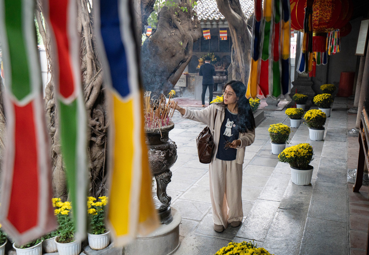 Từ nhiều năm nay, Chùa Hà được xem là điểm đến tâm linh quen thuộc của người dân Hà Nội, đặc biệt là giới trẻ với niềm tin cầu duyên mỗi dịp đầu năm. Hình ảnh dòng người xếp hàng dâng hương đã trở nên quen thuộc mỗi mùa xuân về.