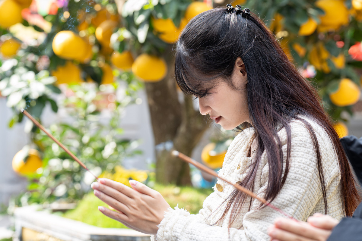 Nguyễn Hương Ly (24 tuổi, phường Từ Liêm) cho biết bản thân năm qua nhiều biến động nhưng vẫn trôi qua bình yên. Dịp cuối năm, cô chọn quay trở lại chùa Hà để bày tỏ lòng biết ơn và cầu cho một năm mới bình an, thành công.