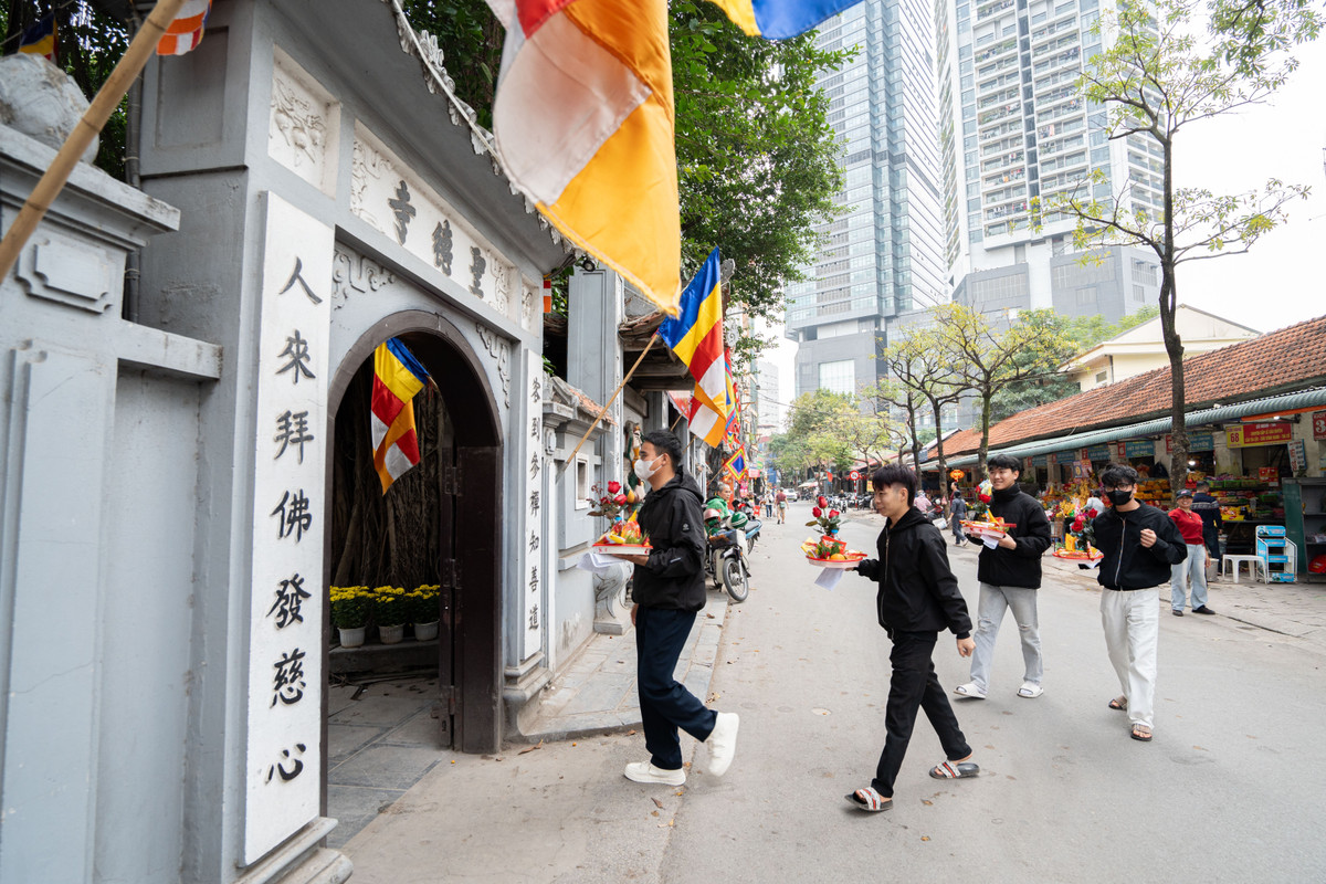 Dịp Lễ Tình nhân 14/2, Chùa Hà (phường Cầu Giấy) tiếp tục trở thành điểm hẹn quen thuộc của người dân, đặc biệt là giới trẻ.