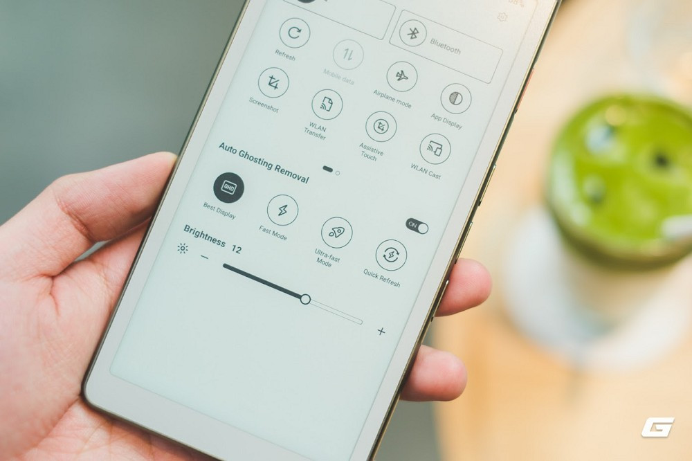 Trọng lượng chỉ 138g giúp máy nhẹ, thoải mái khi cầm lâu, ưu tiên tính công thái học.(Ảnh: Genk)