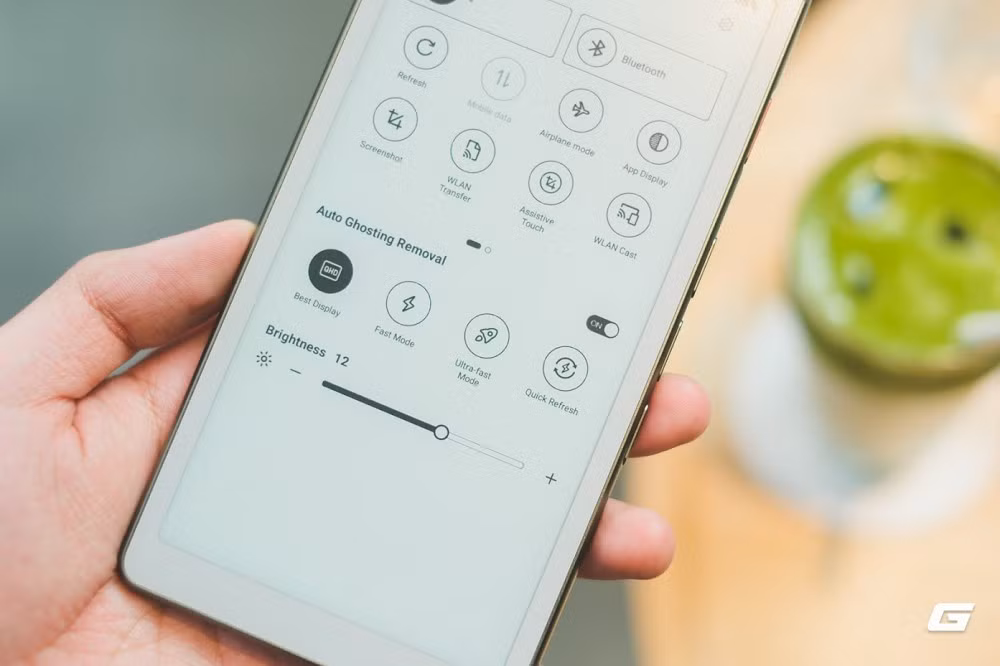 Trọng lượng chỉ 138g giúp máy nhẹ, thoải mái khi cầm lâu, ưu tiên tính công thái học.(Ảnh: Genk)