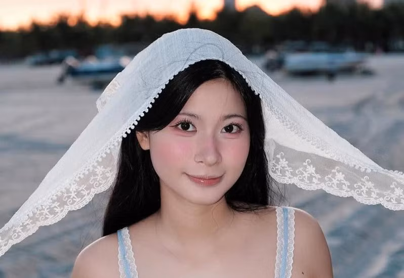 Người hâm mộ liên tục khen ngợi: “Slay quá chị ơi!”, “Xinh thế này sao chịu nổi!”.