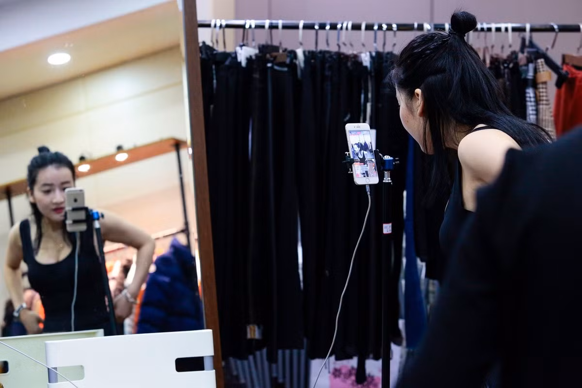 Một số kho livestream bị phơi bày với cảnh quần áo chất đống, lẫn đồ bẩn và mùi khó chịu.